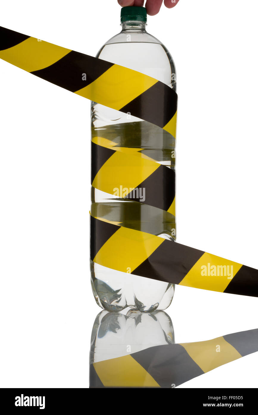 Wasserflasche mit gelb und schwarz gestreifte Sicherheitsband. Sicherheit darstellt für den Menschen durch gutes Wasser Sicherheit. Stockfoto