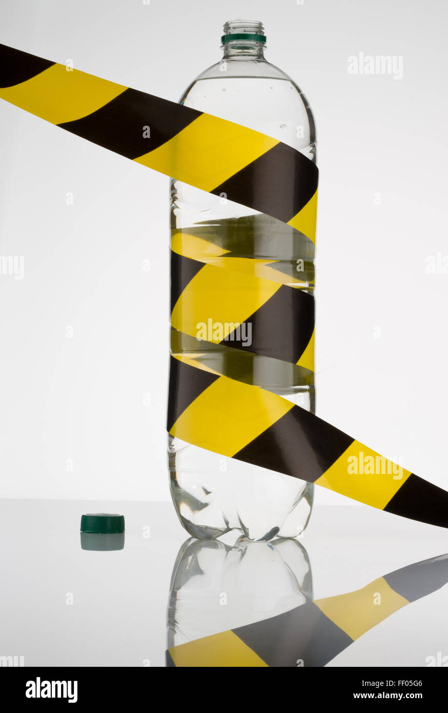 Wasserflasche mit gelb und schwarz gestreifte Sicherheitsband. Sicherheit darstellt für den Menschen durch gutes Wasser Sicherheit. Stockfoto
