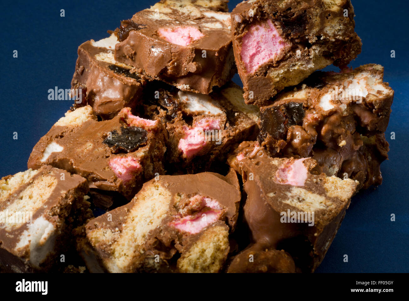 Rocky Road Süßwaren. Biskuit, Rosine, Eibisch und geschmolzene Schokolade vermischt und setzen durfte. Kühlschrank-Torte. Stockfoto