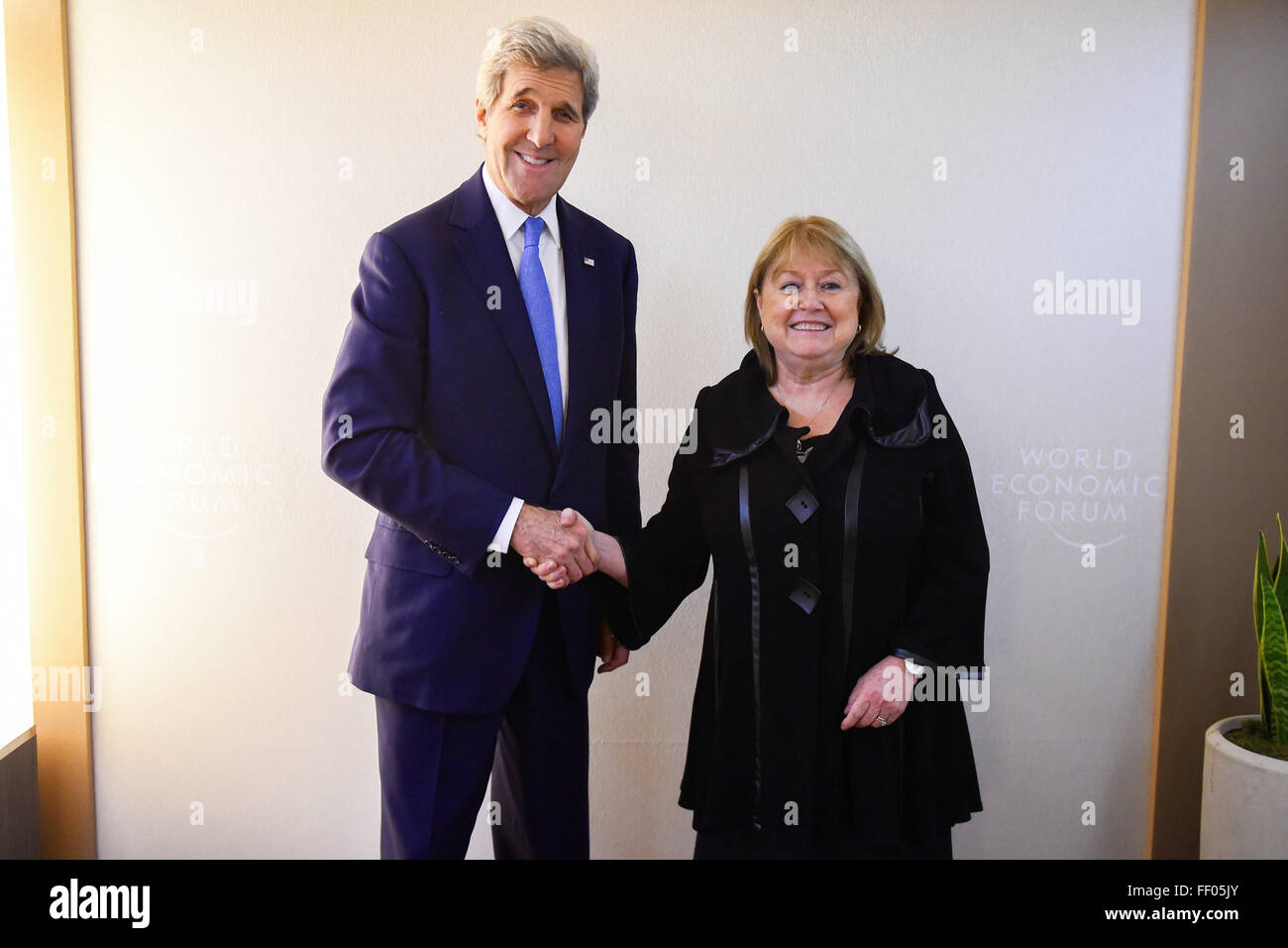 Secretary Kerry schüttelt Hände mit argentinischen Außenminister Malcorra vor einem bilateralen Treffen am Rande des World Economic Forum in Davos Stockfoto