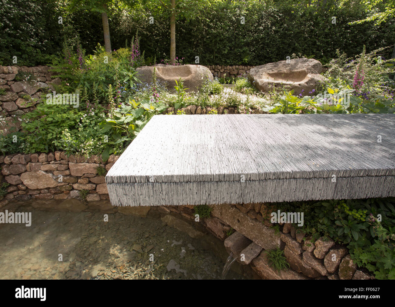 Brewin Dolphin Garten - Schiefer-Plattform über Wasser verfügen über Pool, Granitstein schweben geschnitzt Sitze, trocken Stockfoto