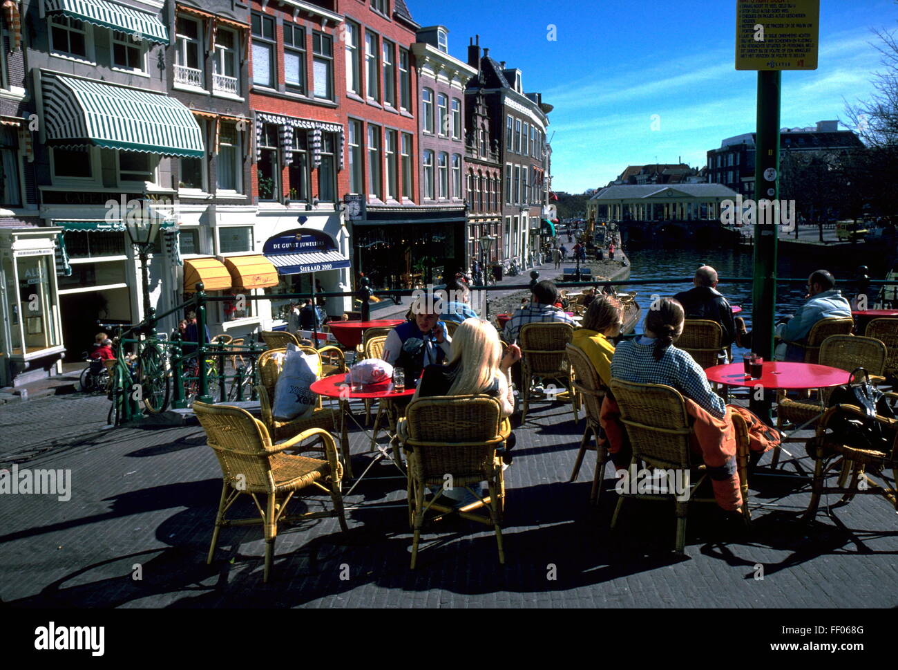 AJAXNETPHOTO. LEIDEN, HOLLAND. -FRÜHLINGSSONNE - ENTSPANNEN SIE SICH AUF EINER BRÜCKE ÜBER EINEN DER KANÄLE DER STADT.  FOTO: JONATHAN EASTLAND/AJAX REF: CD3478 19 Stockfoto