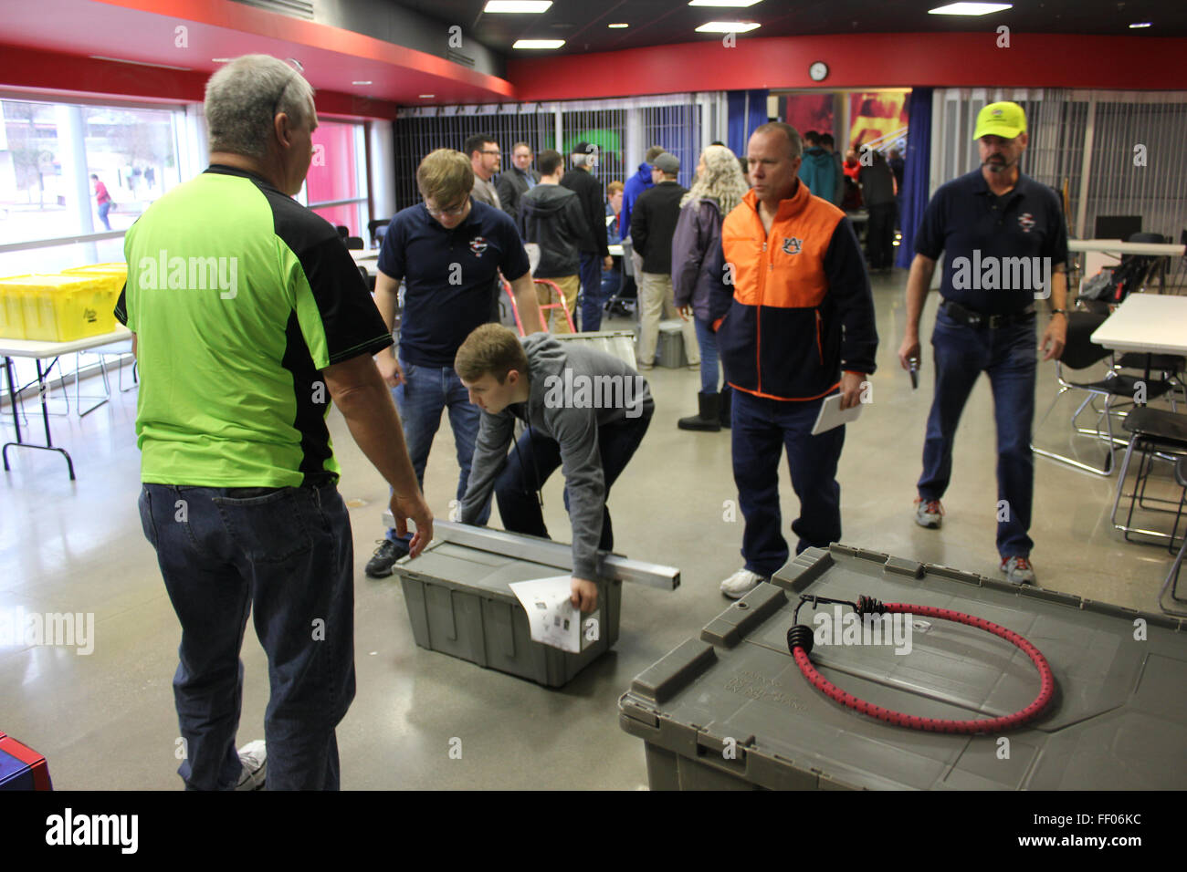 Die ERSTE Robotik-Saison 2016 beginnt im U.S. Space & Rocket Center (USSRC), wo Studenten und Teams ihre Ingenieurskunst unter Beweis stellen und sich in Robotik-Herausforderungen messen. Die NASA unterstützt die Bildung und Innovation von MINT. Stockfoto