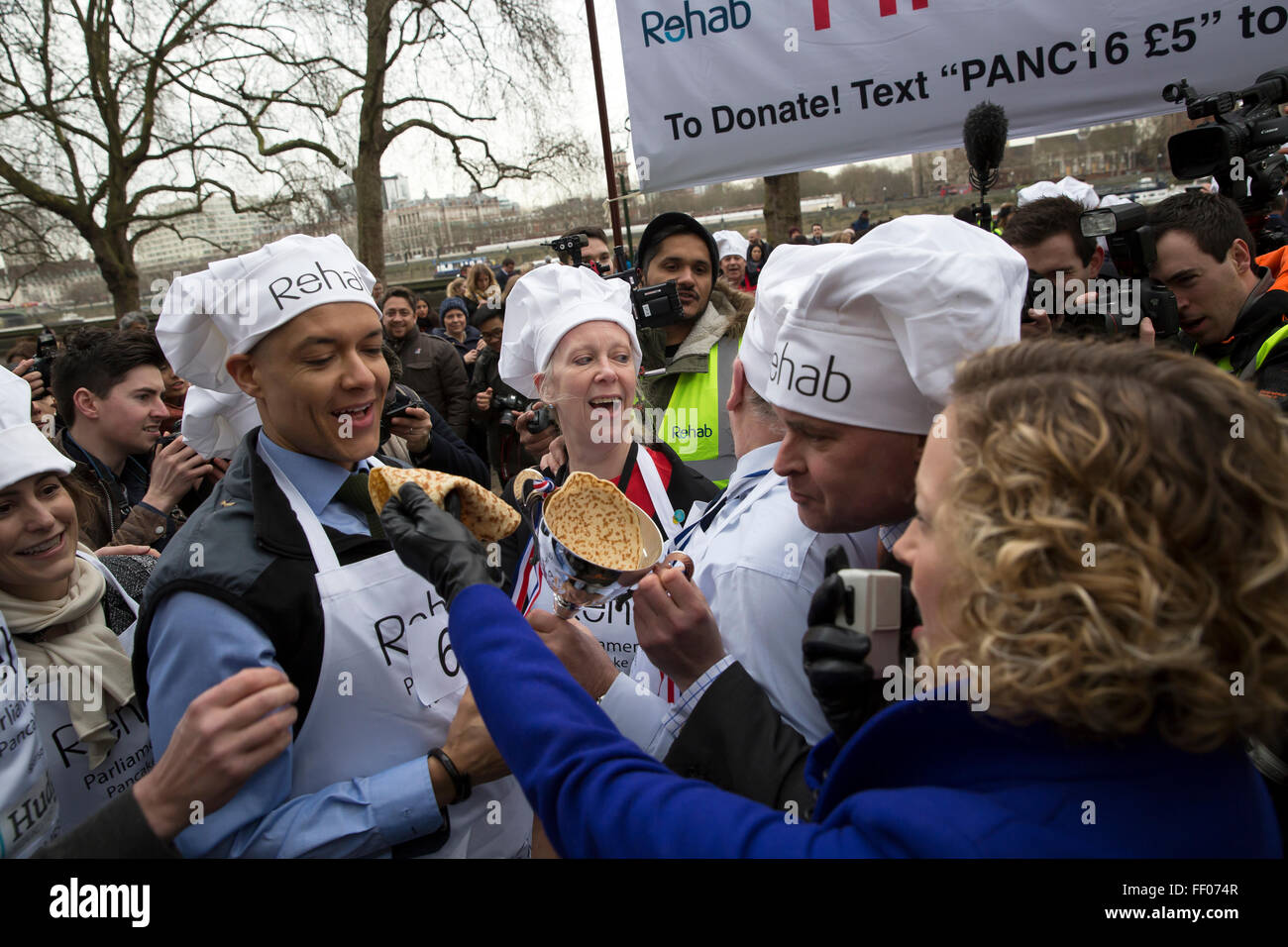 Westminster, UK, 9. Februar 2016, Pfannkuchen in Hülle und Fülle in der Reha jährlichen Pfannkuchen Rennen 201 Credit: Keith Larby/Alamy Live News Stockfoto