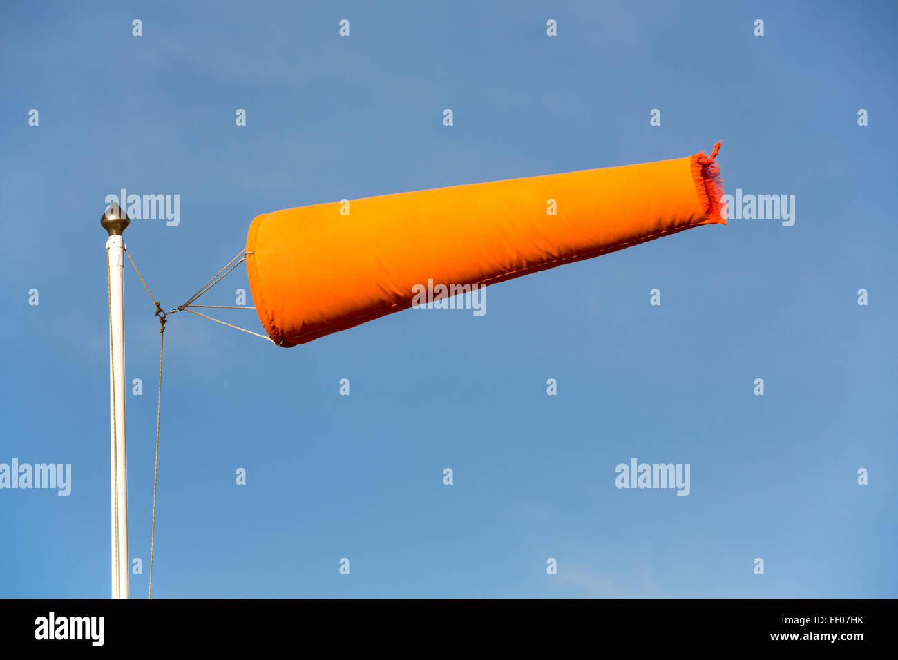 WindyFully erweitert orange Windsack. Messung von einem Sturm Windstärke auf dem Hovercraft-Bahnhof in Southsea, Hampshire. Stockfoto