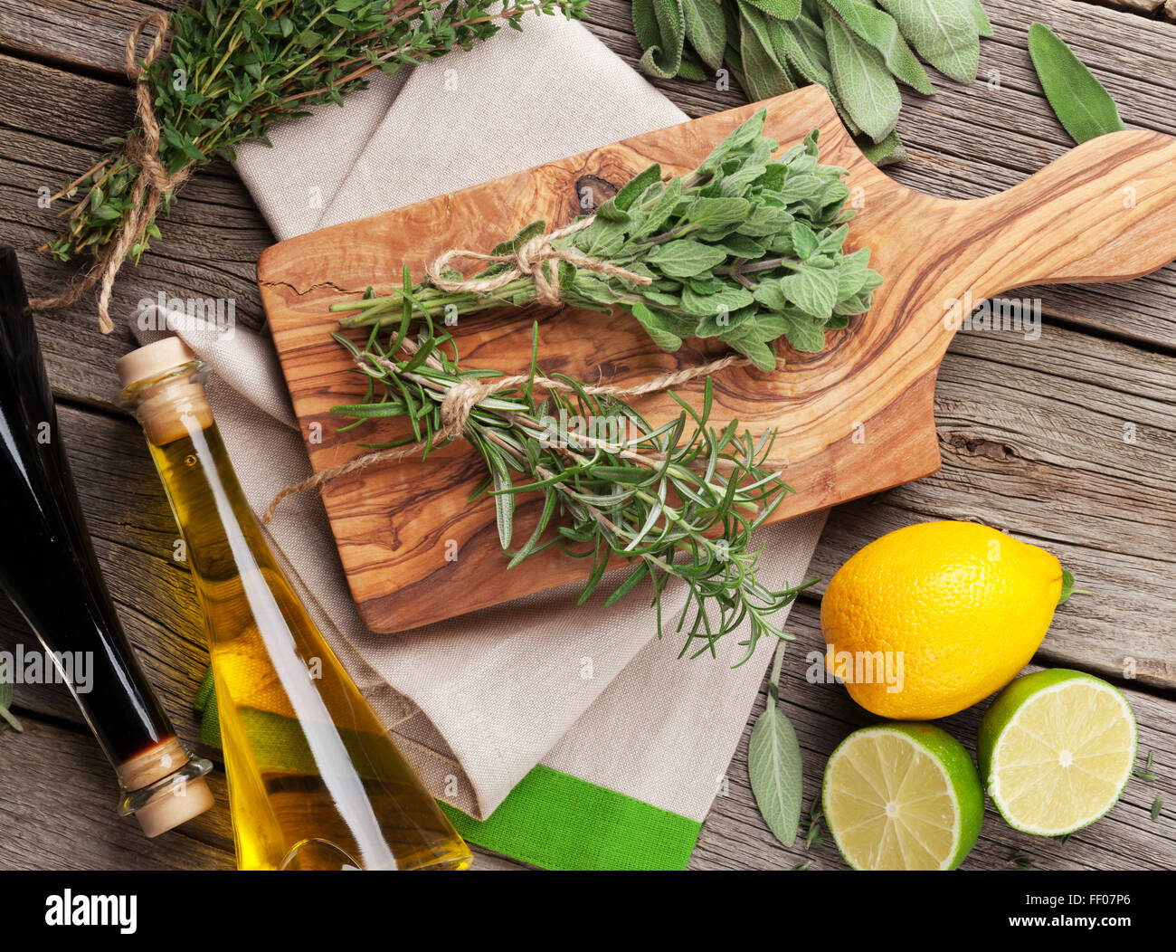 Frische Kräuter aus dem Garten und Gewürze auf Holztisch. Oregano