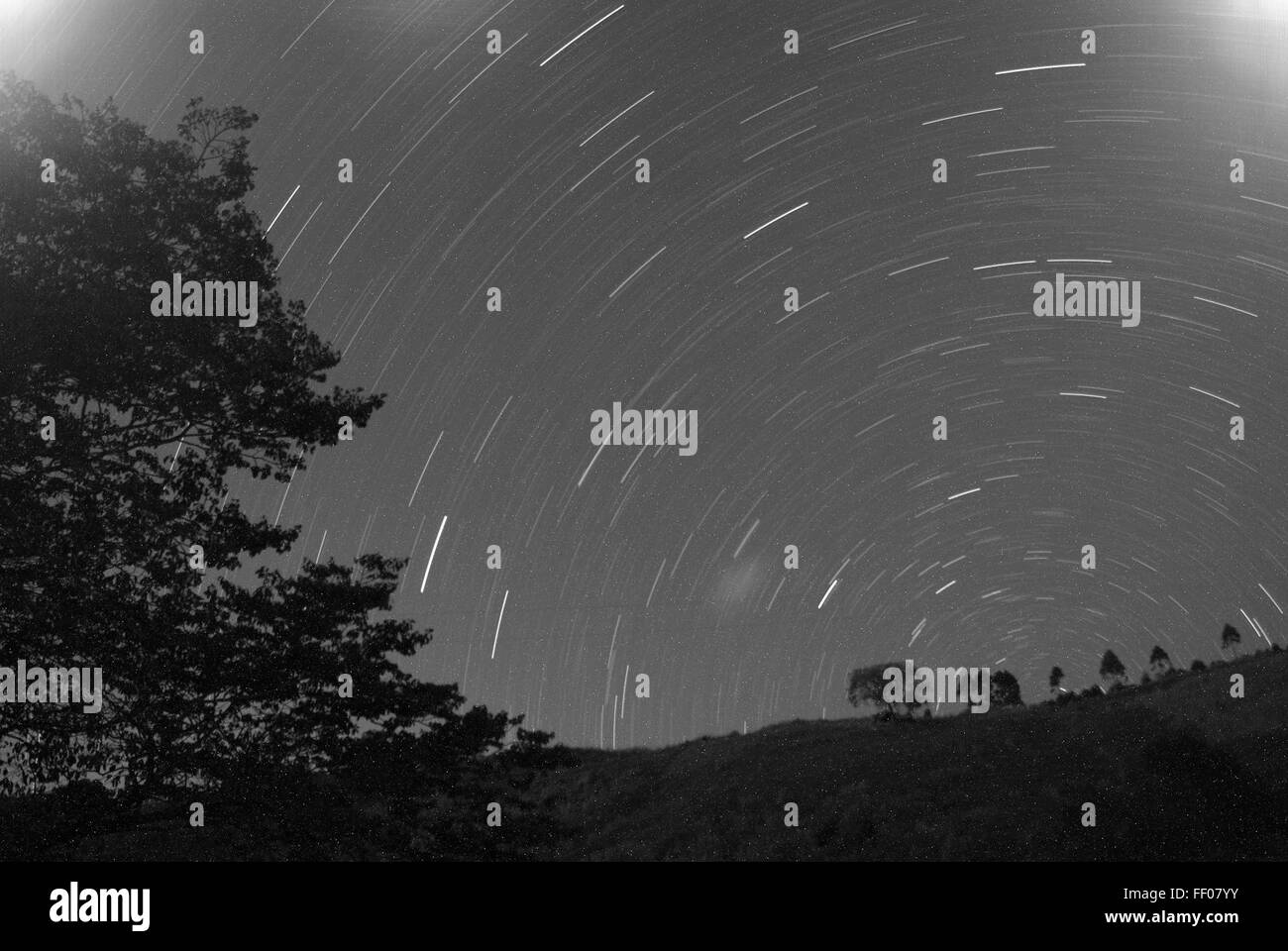 Zeitraffer von Sternen während der Erde Rotation Zeitraffer von Sternen während der Erdrotation Stockfoto