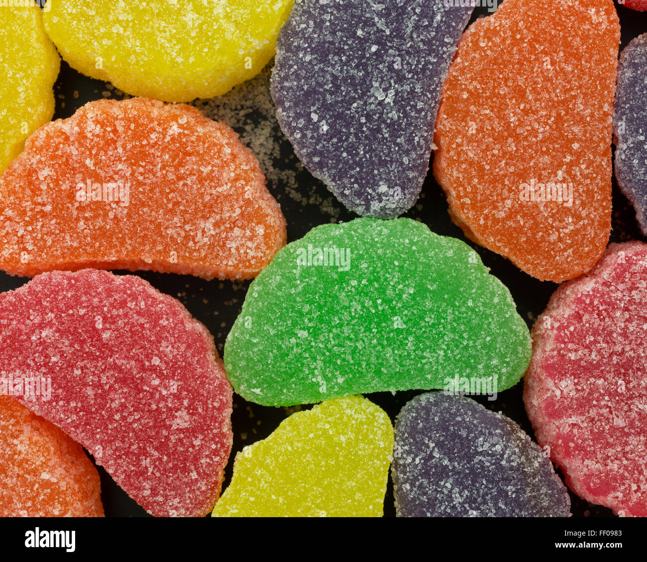 Nahaufnahme von Süßigkeiten Obst aromatisiert Scheiben auf einem schwarzen Hintergrund. Stockfoto