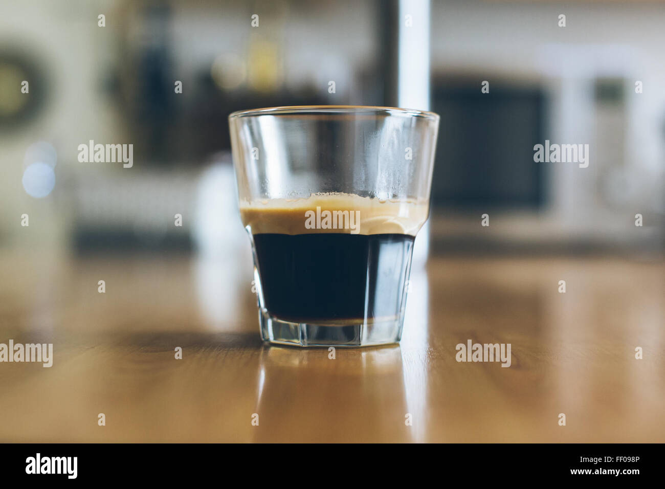 Klarglas-Cup mit trinken klares Glastasse mit Getränk Stockfoto