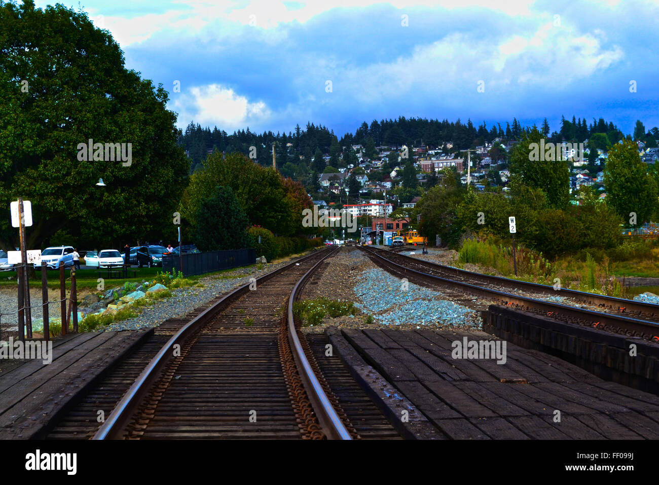 Eisenbahnschienen durch malerische Stadt Eisenbahnschienen durch malerische Tow Stockfoto