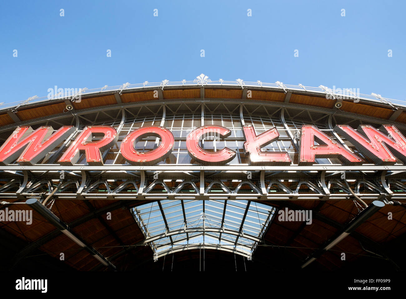 Breslau unterzeichnen auf der Außenseite der Station Wrocław Główny in Breslau, Polen, einer der Europäischen Kulturhauptstadt für das Jahr 2016. Stockfoto