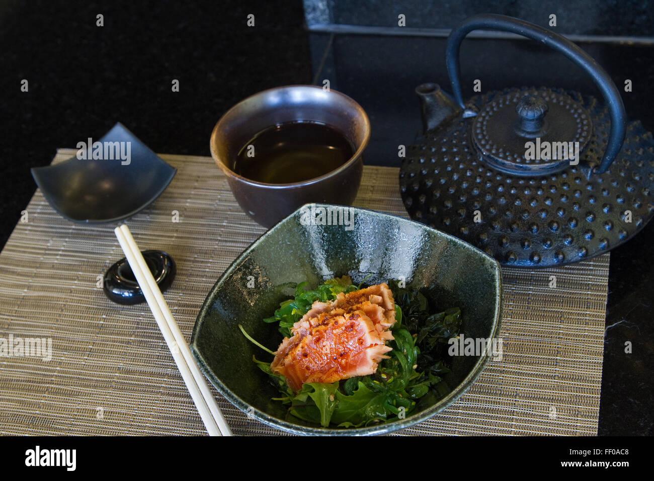 Thunfisch auf Bett von Algen im japanischen Stil Stockfoto