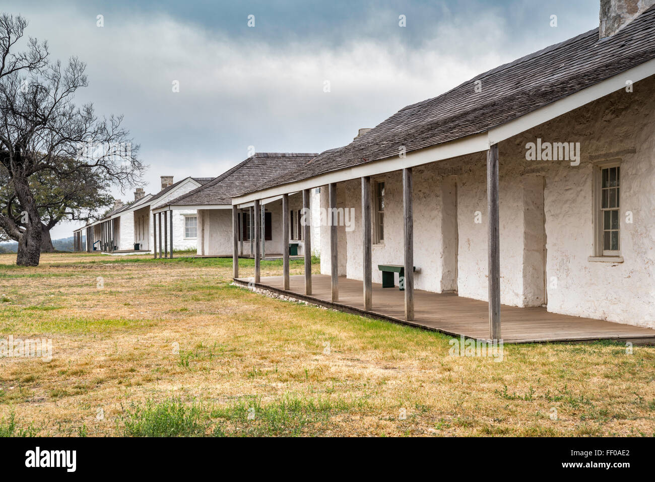 Leutnants Zeile rekonstruierte Gebäude am Fort McKavett State Historic Site in Fort McKavett, Texas, USA Stockfoto