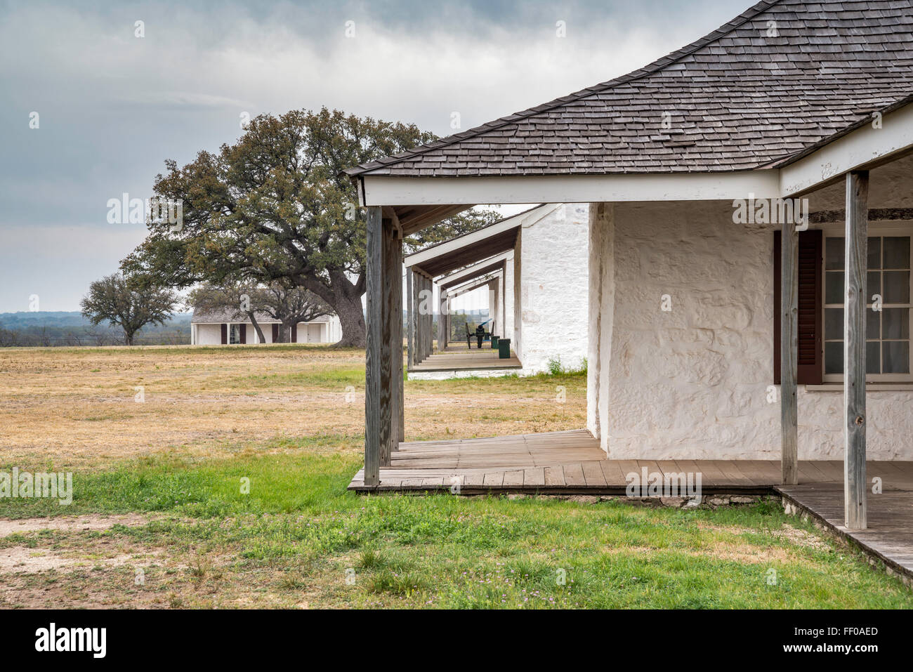 Leutnants Zeile rekonstruierte Gebäude am Fort McKavett State Historic Site in Fort McKavett, Texas, USA Stockfoto