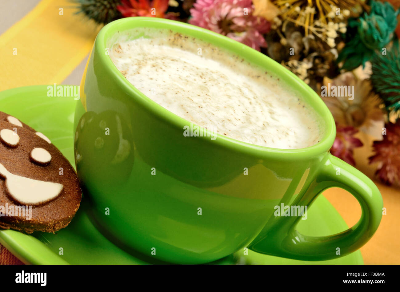 Tasse Cappuccino auf Tischdecke Stockfoto