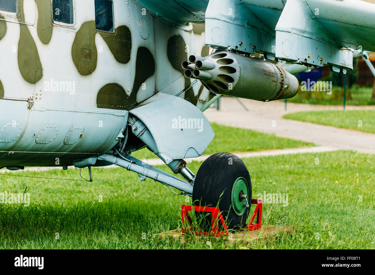 BOROVAYA, BELARUS - 4. Juni 2014: Die Mil Mi-24 ist ein großer Hubschrauber Gunship und Angriff Hubschrauber und geringer Kapazität Truppe tran Stockfoto