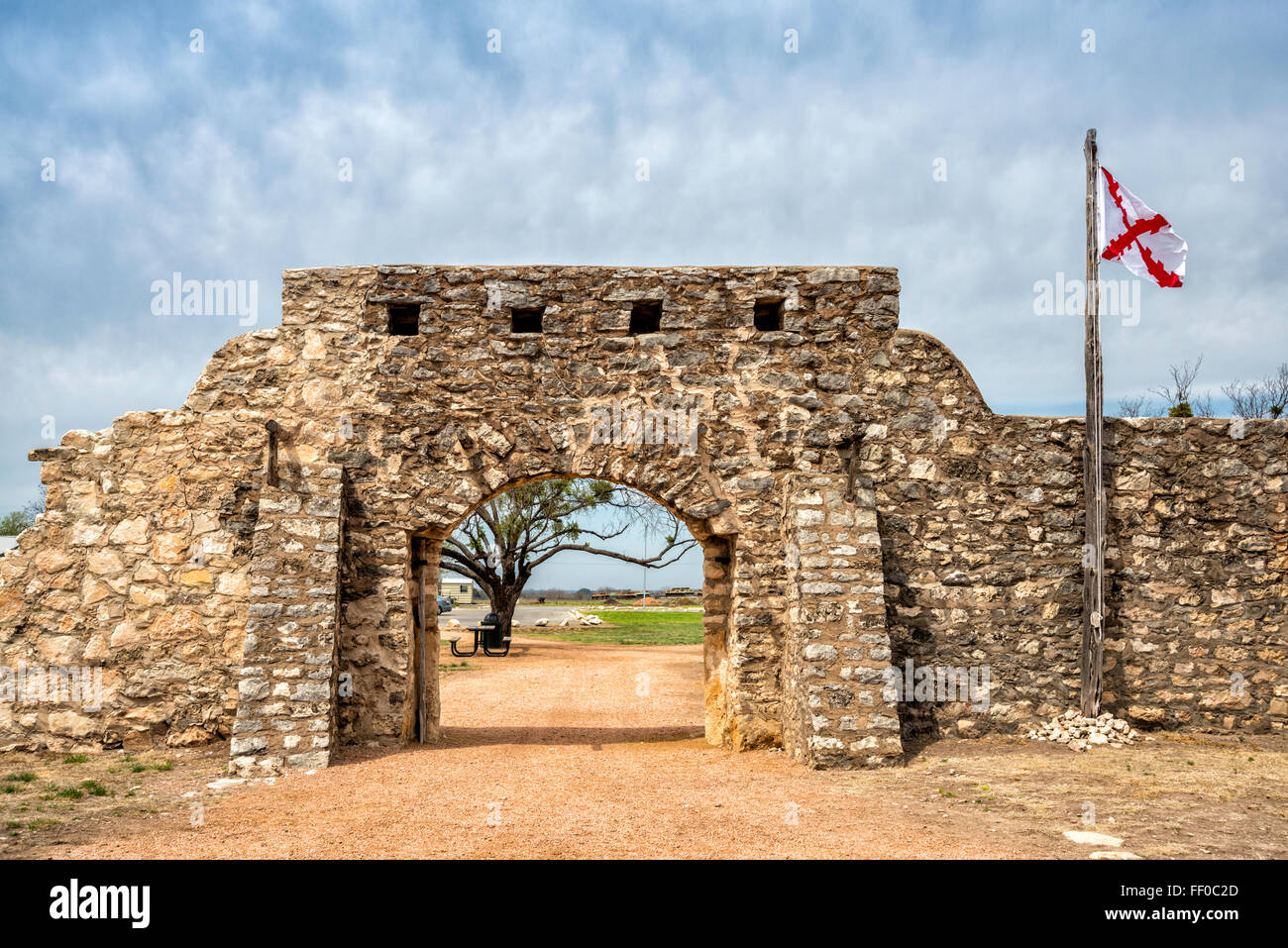 Haupttor und Flagge von Neu-Spanien, Presidio de San Saba, rekonstruierte spanische Festung aus dem 18. Jahrhundert in Menard, Texas, USA Stockfoto