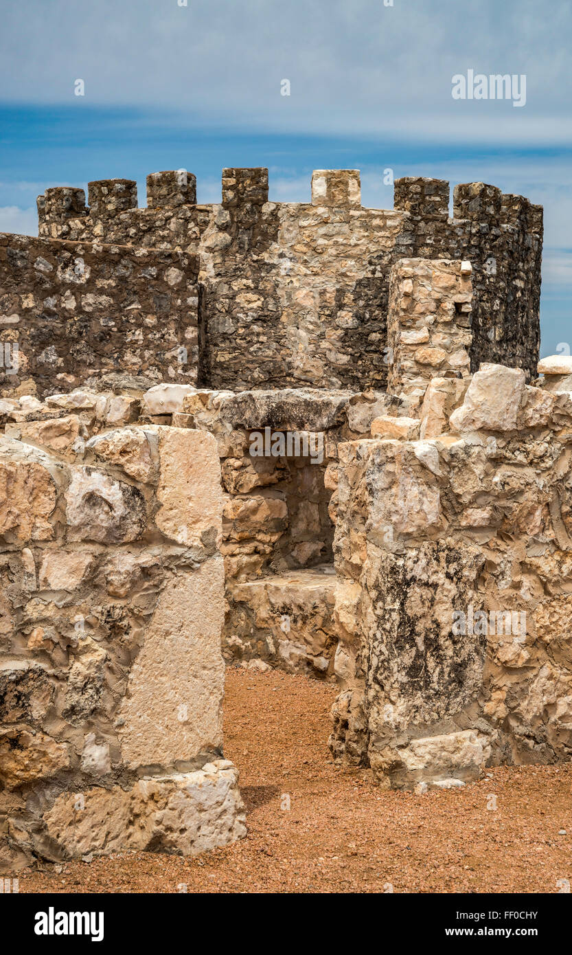 Kreisförmige Bastei und Mauern, Presidio de San Saba, eine teilweise rekonstruierte 18. Jahrhundert spanische Festung in Menard, Texas Stockfoto