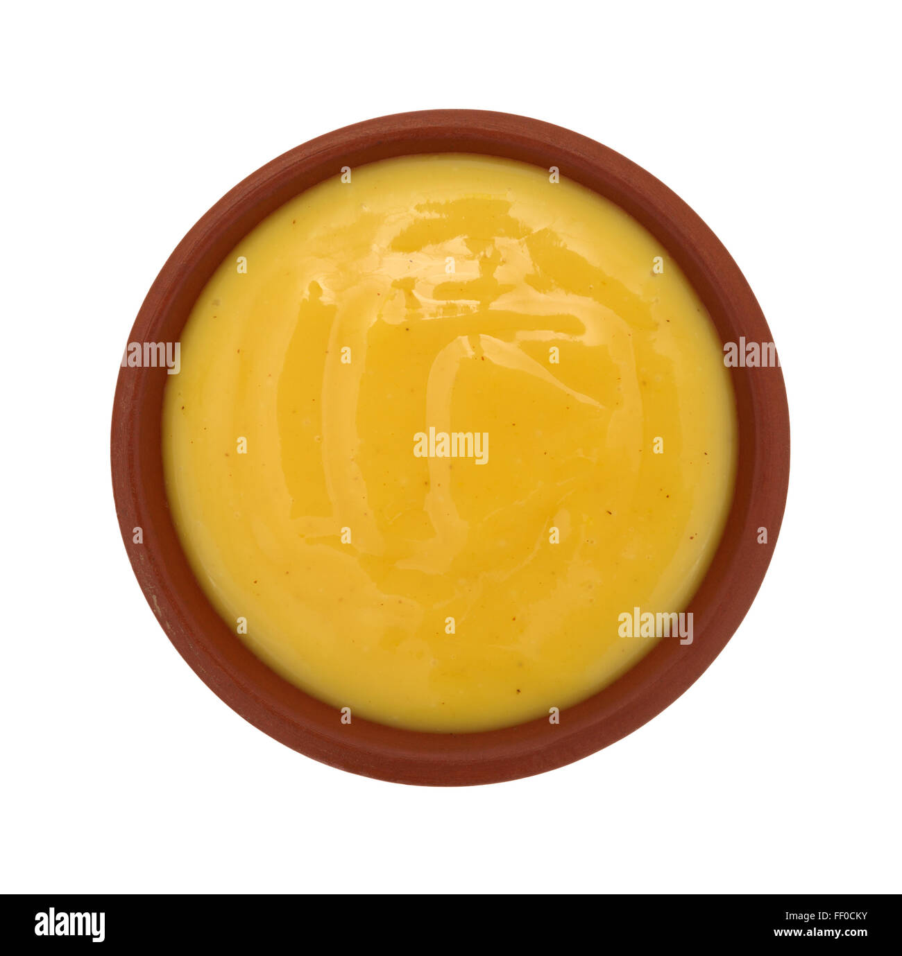 Draufsicht auf eine kleine Schüssel mit Honig-Senf Salatdressing isoliert auf einem weißen Hintergrund. Stockfoto