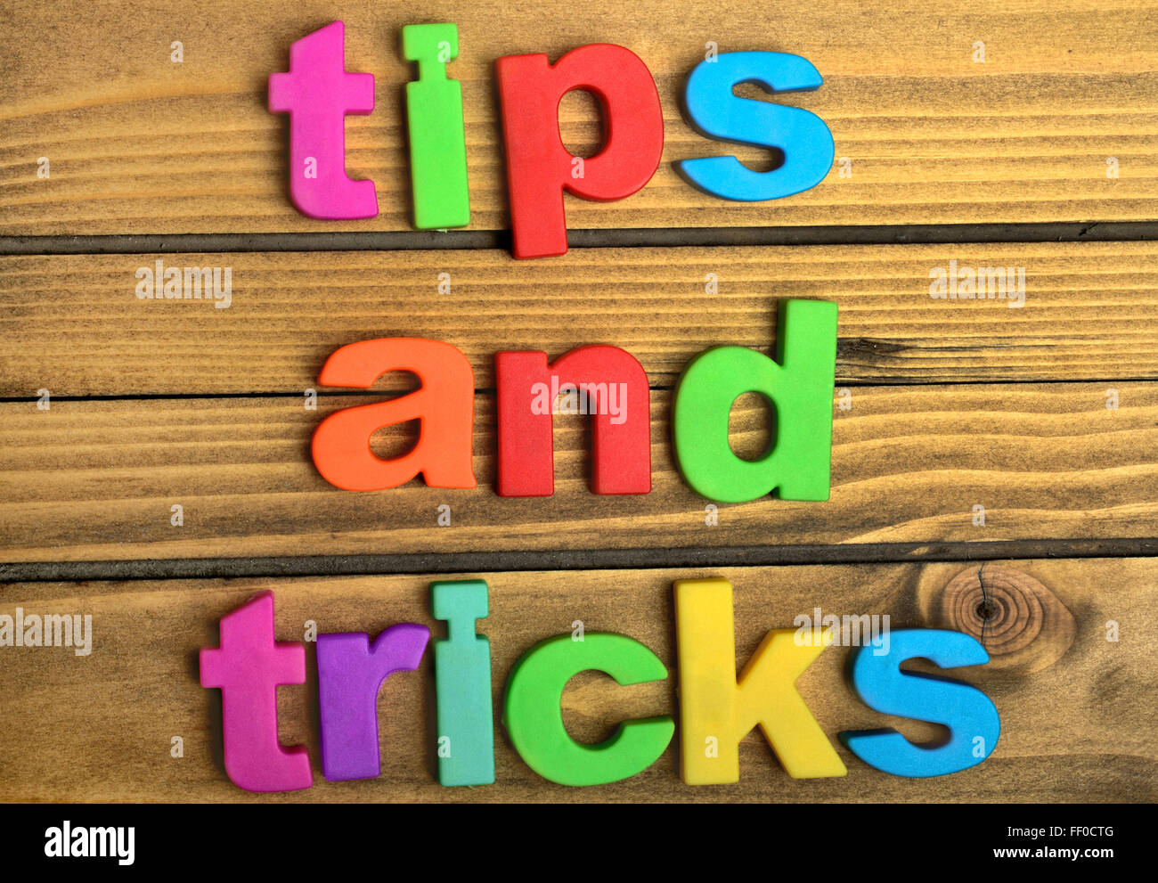 Tipps und Tricks Wort auf Holztisch Stockfoto