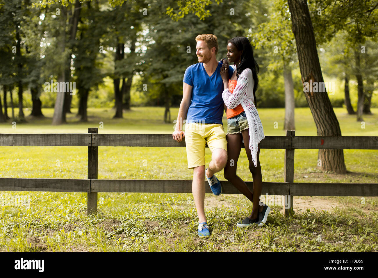 Gemischtrassige paar im park Stockfoto