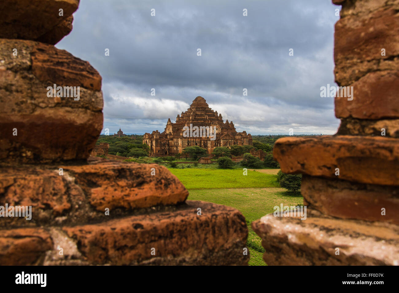 Dhammayangyi Tempel zwischen Steinen. Bagan. Myanmar. Stockfoto