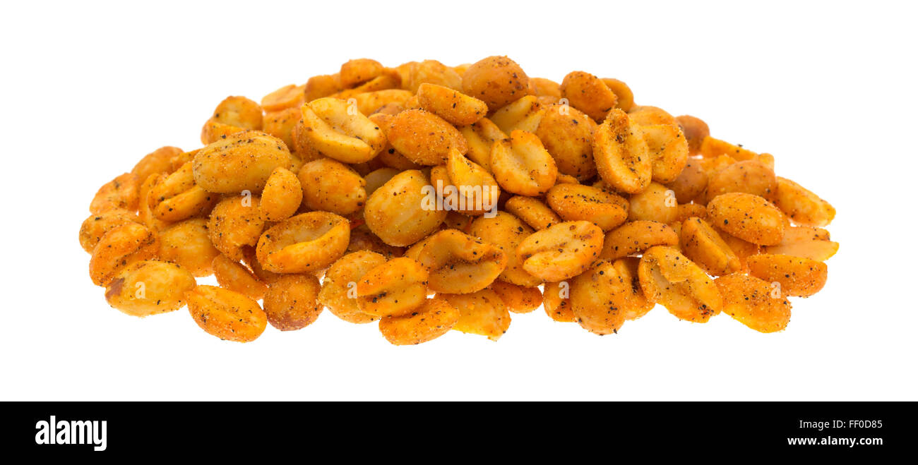 Ein Teil des heißen und würzigen Erdnüssen isoliert auf einem weißen Hintergrund. Stockfoto