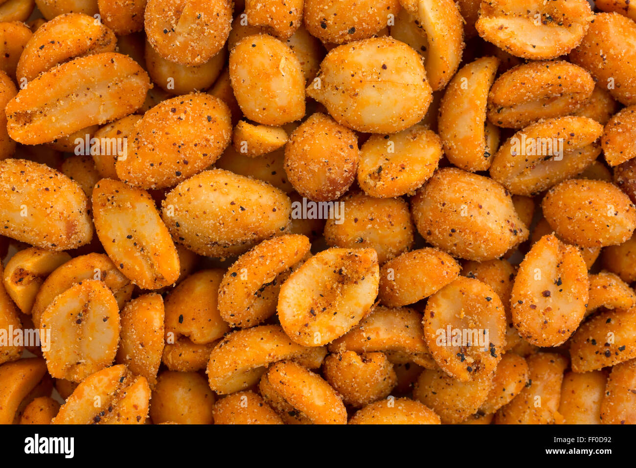 Nahaufnahme von heißen und würzigen Erdnüssen mit natürlichem Licht beleuchtet. Stockfoto