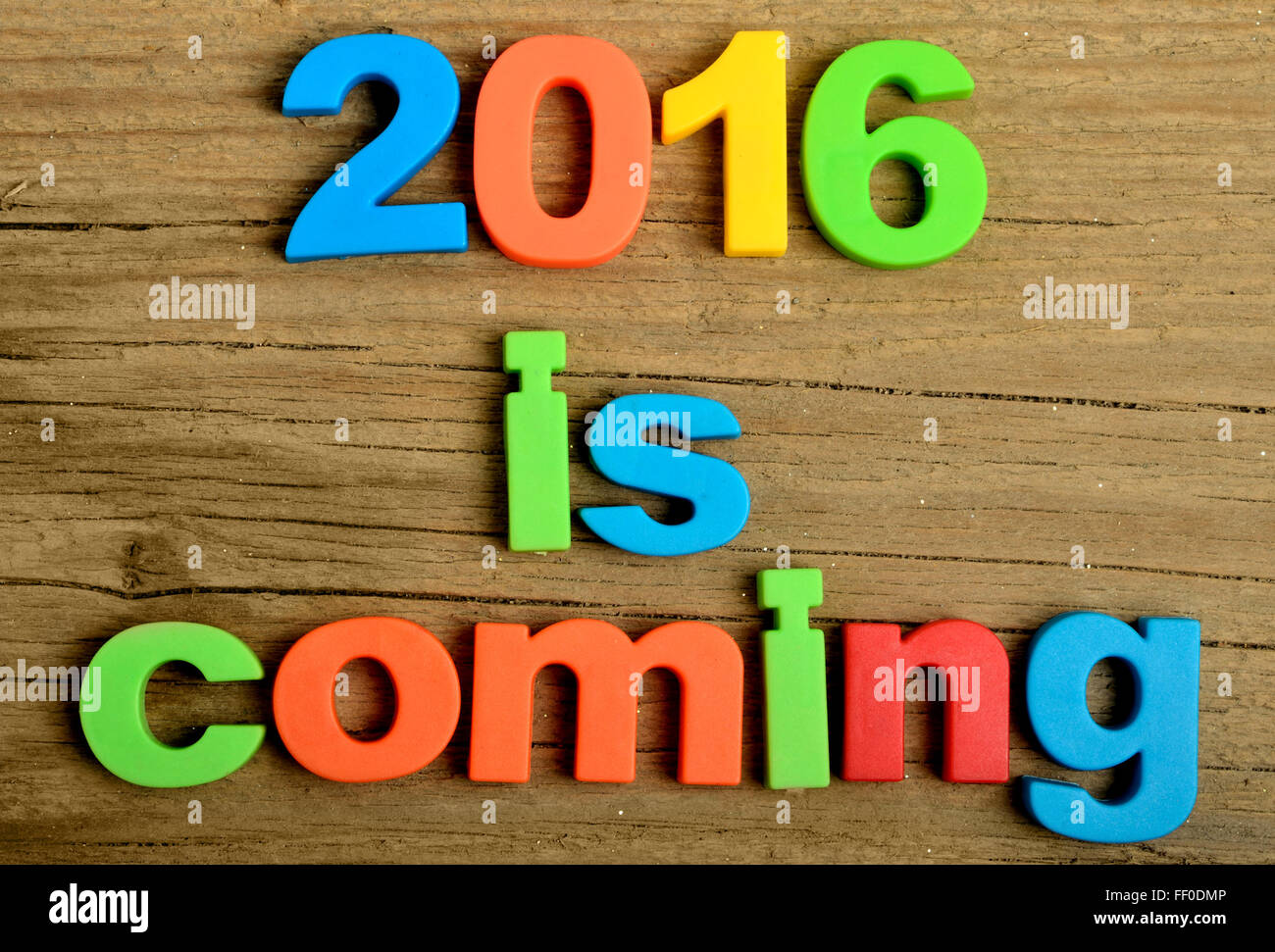 2016 ist kommenden Wort auf Holztisch Stockfoto