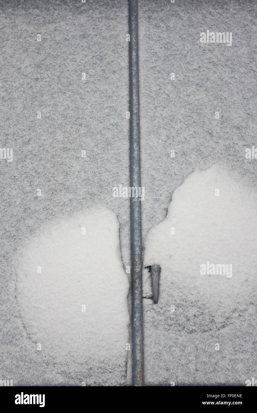 Schnee auf Spant Kellertür Stockfoto