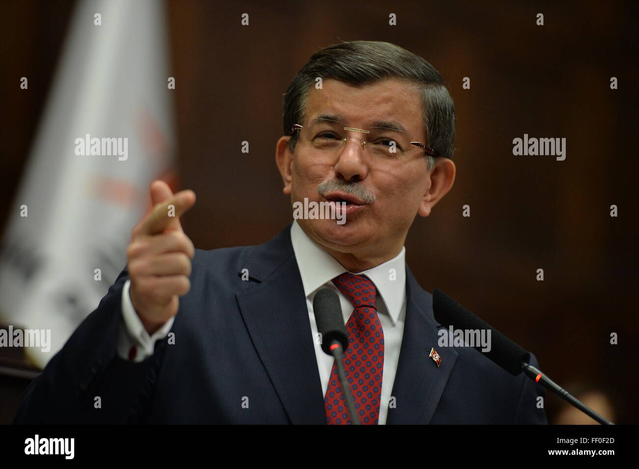 Ankara, Türkei. 9. Februar 2016. Türkeis Premierminister Ahmet Davutoglu spricht bei einem parlamentarischen Gruppentreffen seiner herrschenden Justiz- und Entwicklungspartei (AKP) in Ankara, Türkei, am 9. Februar 2016. Türkeis Premierminister Ahmet Davutoglu am Dienstag warnte Russland vor möglichen Konsequenzen seiner Bewegungen im benachbarten Syrien habe darauf hindeutet, dass Moskau im Land wie die Sowjetunion verstrickt sein könnte in Afghanistan 1979, Daily News berichtet. Bildnachweis: Mustafa Kaya/Xinhua/Alamy Live-Nachrichten Stockfoto