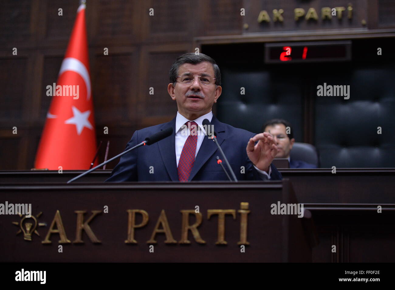 Ankara, Türkei. 9. Februar 2016. Türkeis Premierminister Ahmet Davutoglu spricht bei einem parlamentarischen Gruppentreffen seiner herrschenden Justiz- und Entwicklungspartei (AKP) in Ankara, Türkei, am 9. Februar 2016. Türkeis Premierminister Ahmet Davutoglu am Dienstag warnte Russland vor möglichen Konsequenzen seiner Bewegungen im benachbarten Syrien habe darauf hindeutet, dass Moskau im Land wie die Sowjetunion verstrickt sein könnte in Afghanistan 1979, Daily News berichtet. Bildnachweis: Mustafa Kaya/Xinhua/Alamy Live-Nachrichten Stockfoto