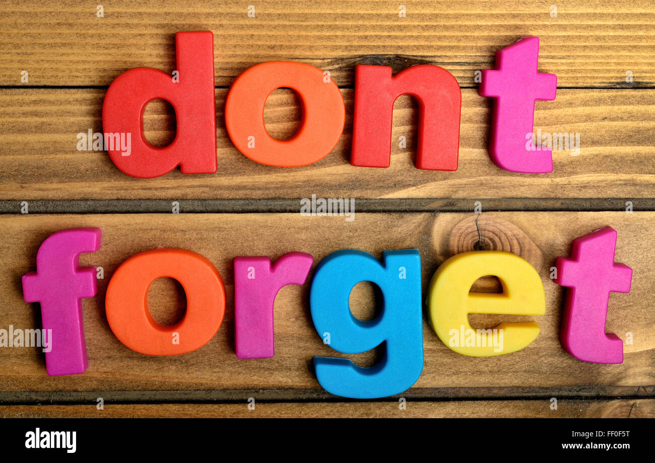 Bunte, vergessen Sie nicht Wort auf Holztisch Stockfoto
