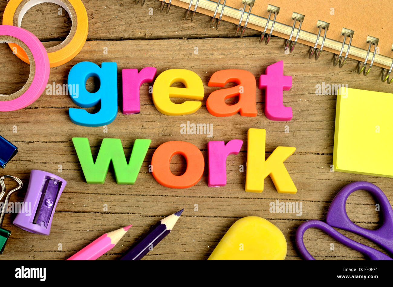 Buntes große Wort mit Office supply auf Holztisch Stockfoto