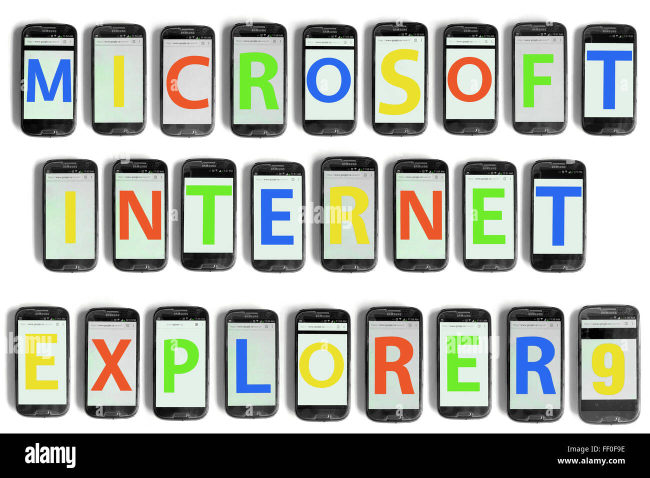 Microsoft Internet Explorer 9 geschrieben auf den Bildschirmen der Smartphones vor weißem Hintergrund fotografiert. Stockfoto