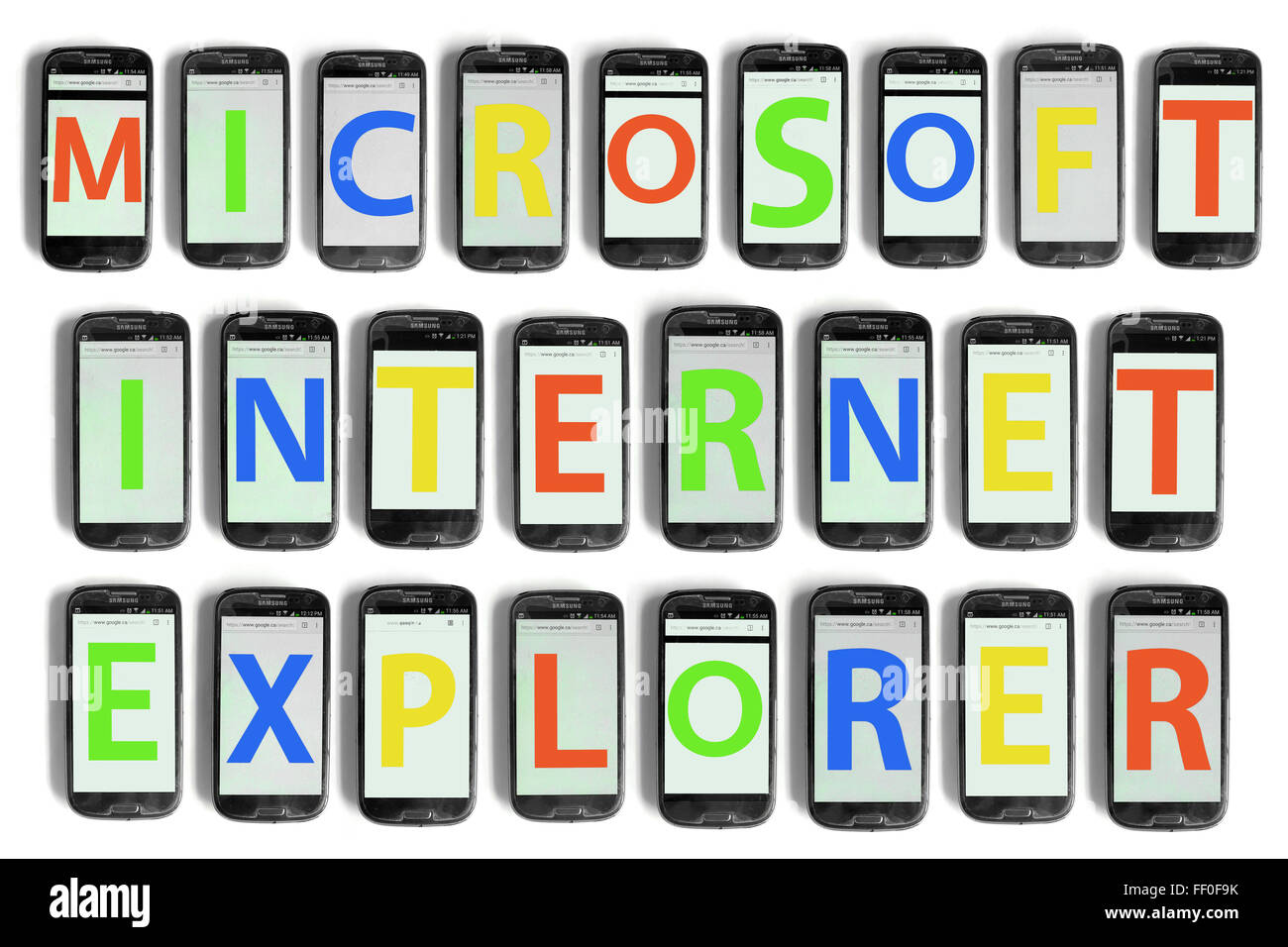 Microsoft Internet Explorer X geschrieben auf den Bildschirmen der Smartphones vor weißem Hintergrund fotografiert. Stockfoto