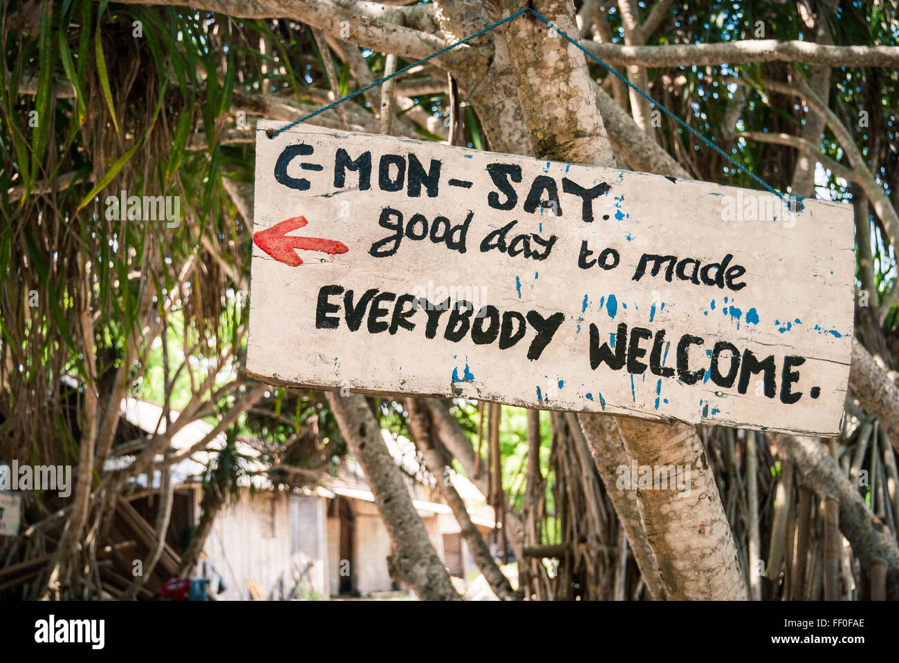 Ein Zeichen einladende Touristen zu einem kleinen Restaurant in den Mangroven Forrest, Nusa Lembongan, Bali, Indonesien. Stockfoto