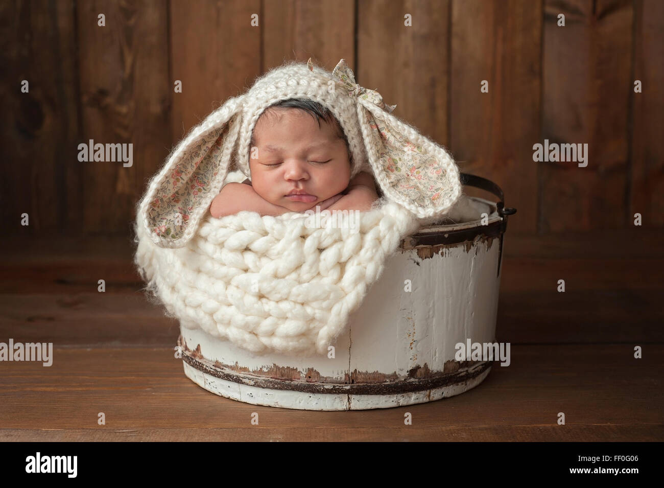Neugeborenes Mädchen mit Hase Kaninchen Hut Stockfoto