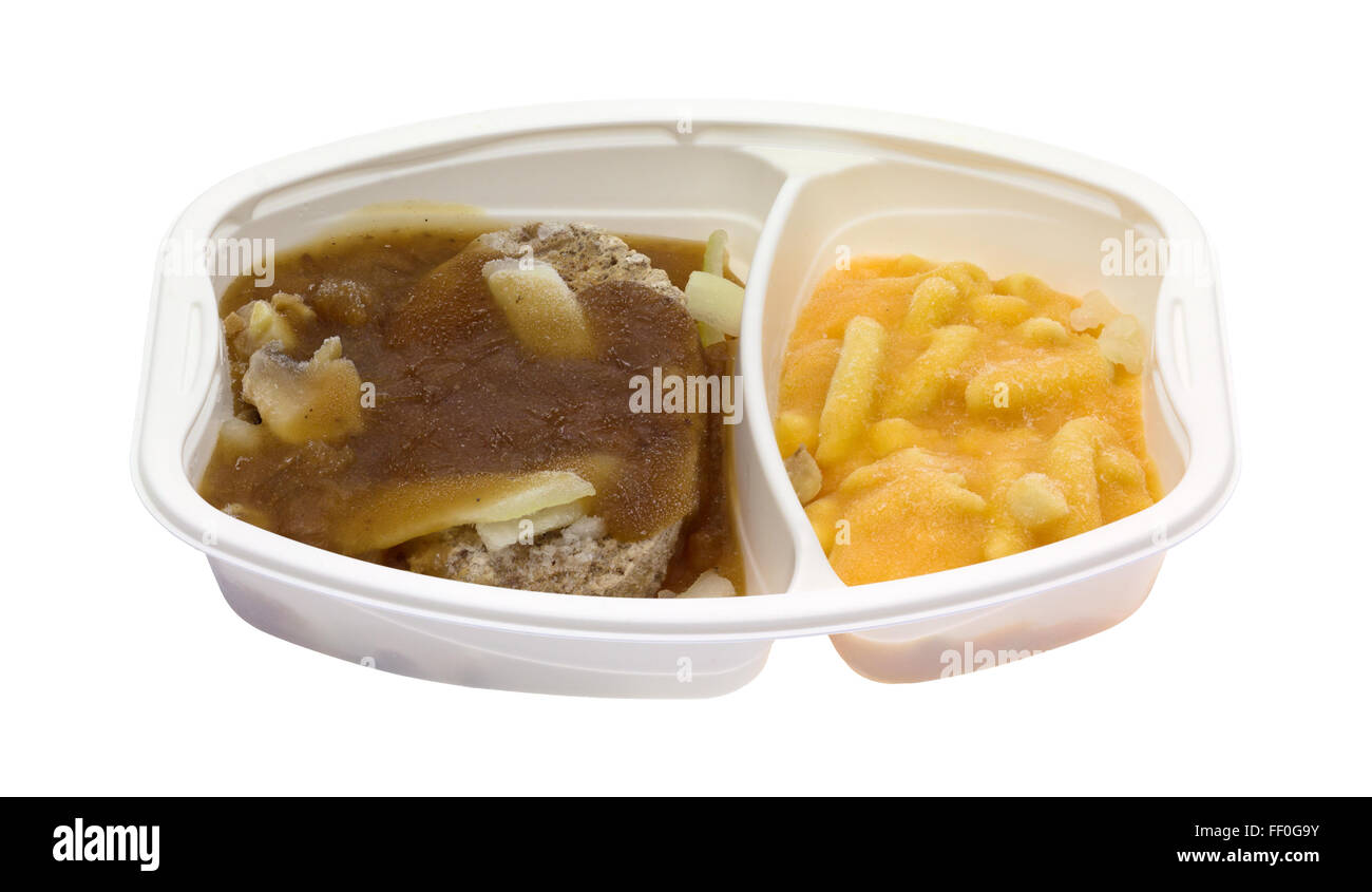 Eine gefrorene Salisbury Steak plus Makkaroni und Käse TV-Dinner in einem Plastikbehälter microwavable isoliert auf einem weißen Hintergrund. Stockfoto