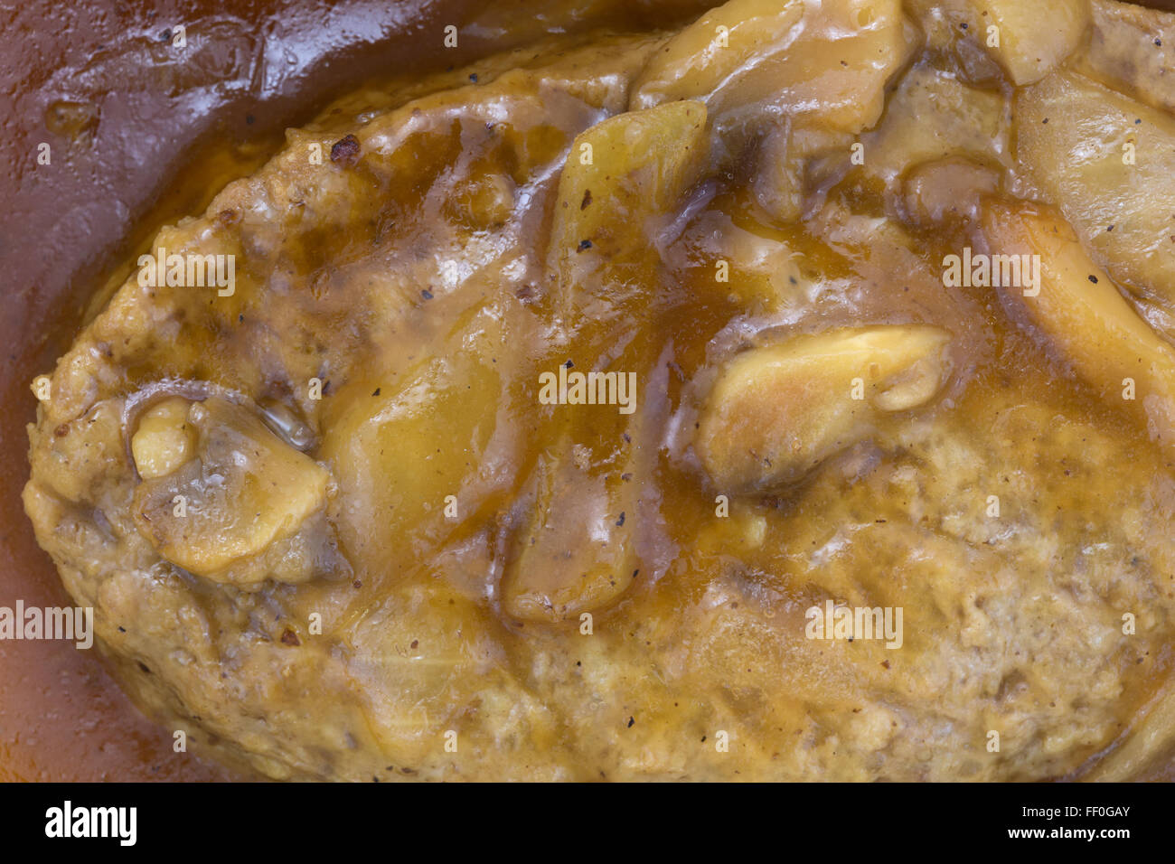 Enge Draufsicht ein Essen aus der Mikrowelle Salisbury Steak mit Champignons und Zwiebeln in Soße. Stockfoto