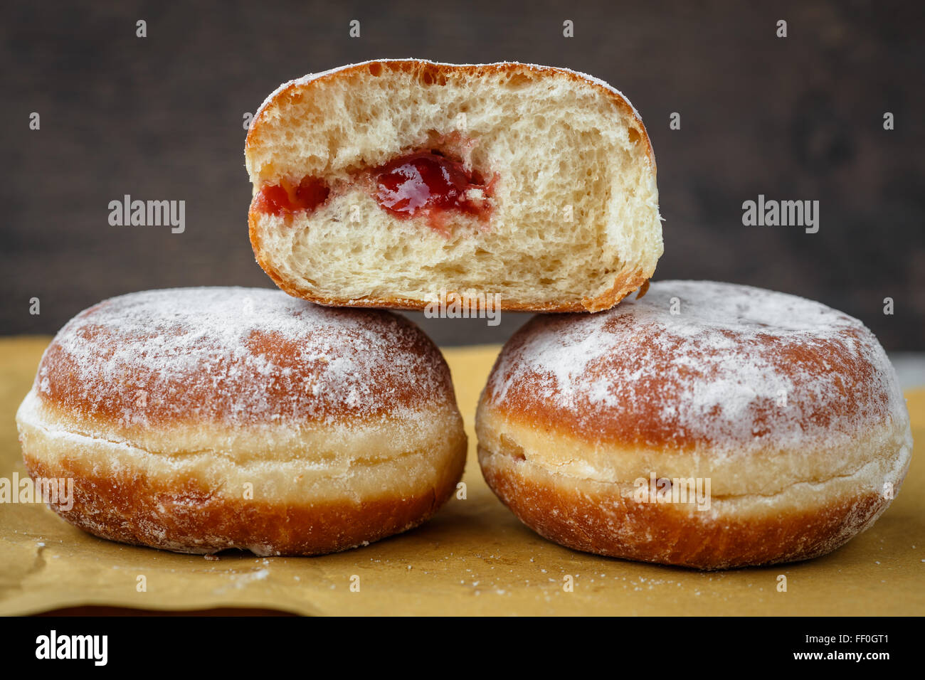 Deutsche Donut gefüllt mit Marmelade (Berliner /krapfen) Stockfoto