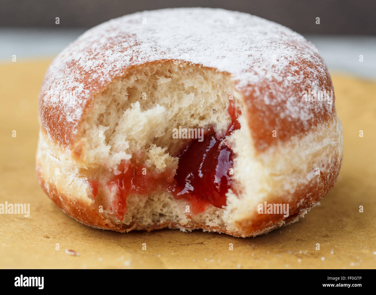 Deutsche Donut gefüllt mit Marmelade (Berliner /krapfen Stockfotografie ...