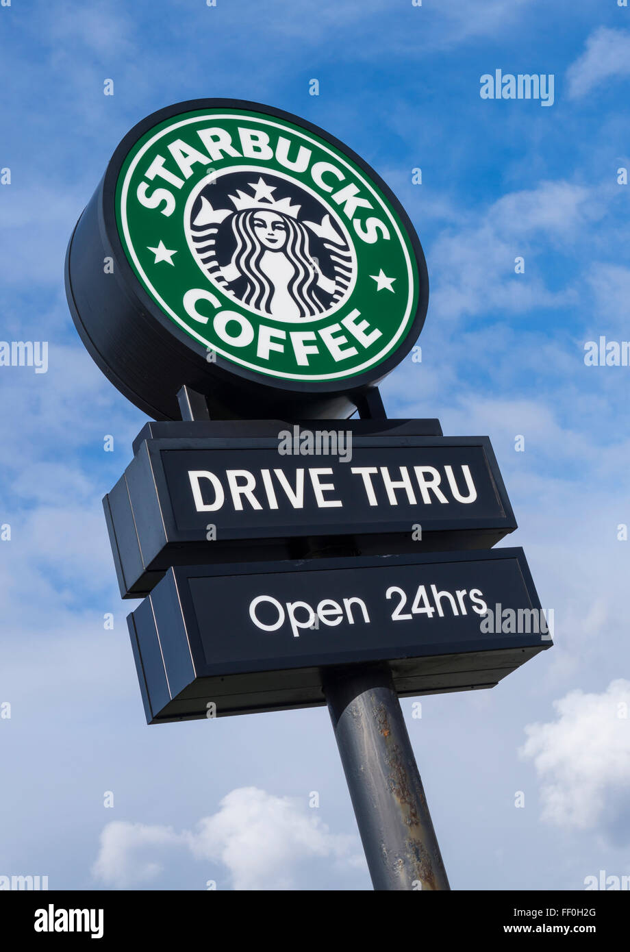 Starbucks Kaffee Zeichen Drive Thru geöffnet 24 Stunden vor ihrem Geschäft in Trafford Park, Manchester Stockfoto