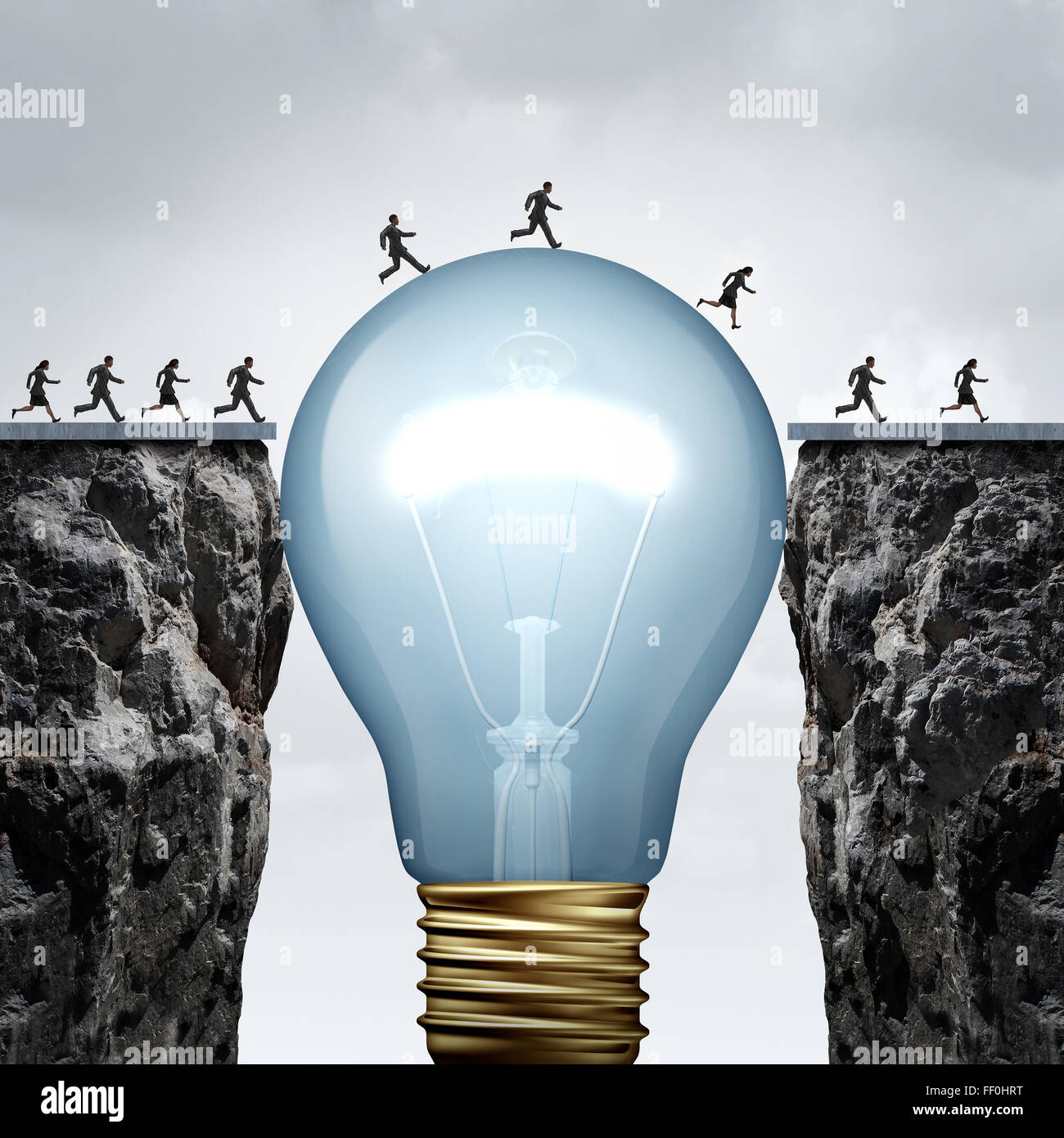 Kreativität-Business-Idee-Lösung als eine Gruppe von Menschen auf zwei gespaltenen Felsen durch eine riesige Glühbirne die Lücke zu schließen und eine Brücke verbunden zu eine Kreuzung zum Erfolg als Metapher ueberstehen denken ermöglichen... Stockfoto