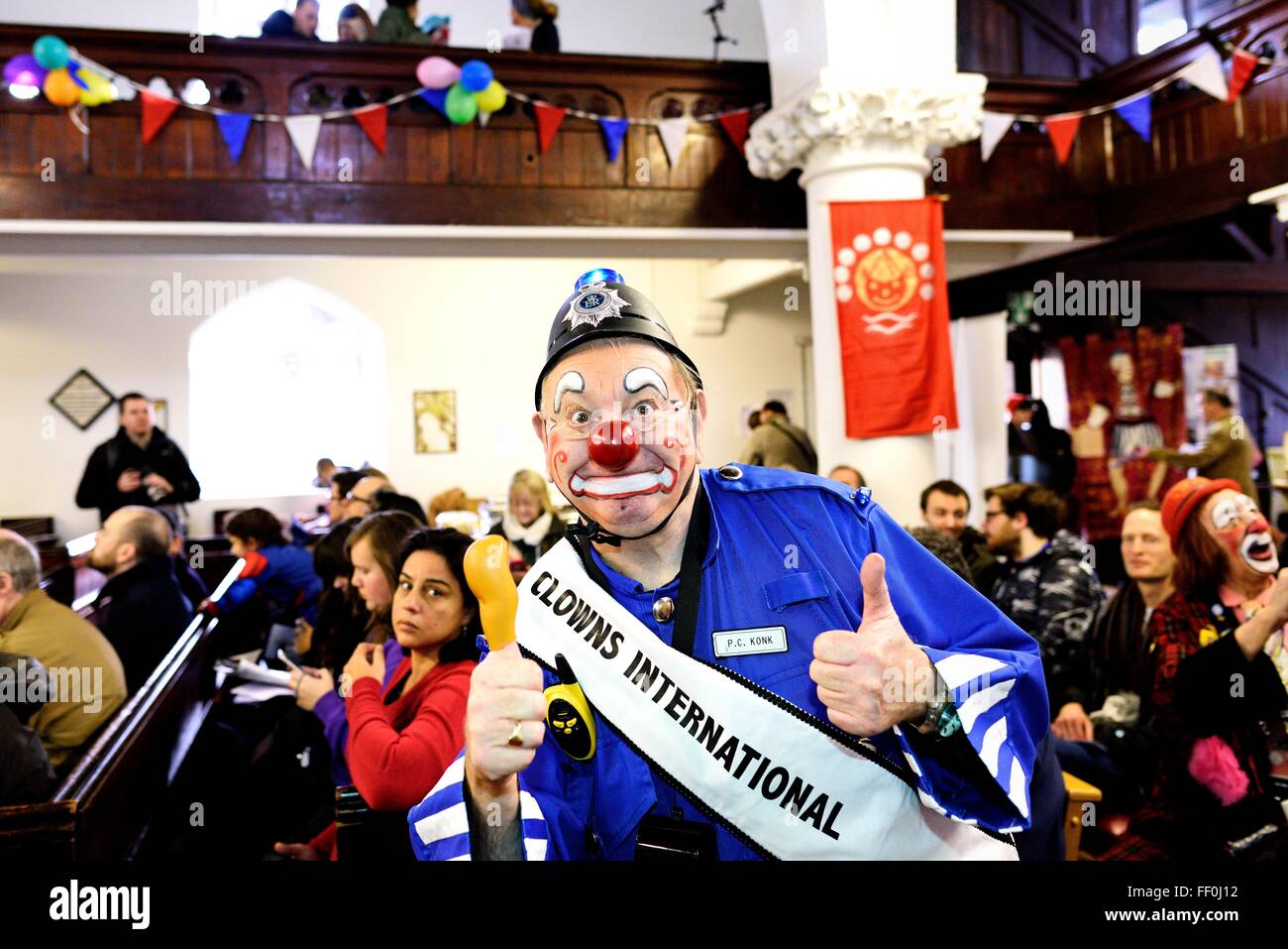 Clowns International sammeln in der Allerheiligen Kirche, London, für die 70. Jahresservice Grimaldi. Im Bild: PC Konk Stockfoto