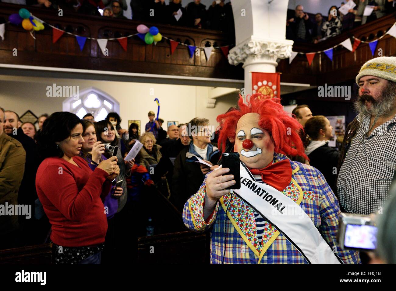 Clowns International sammeln in der Allerheiligen Kirche, London, für die 70. Jahresservice Grimaldi. Stockfoto