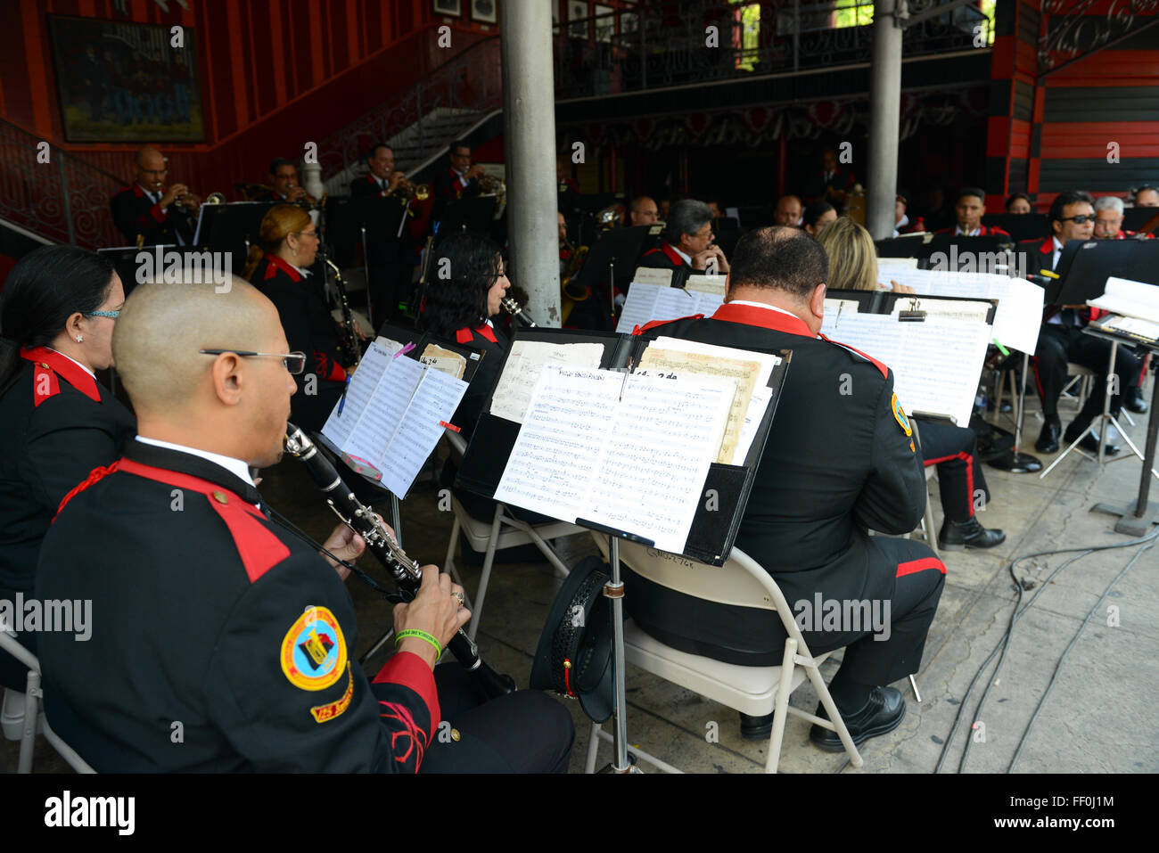 Ponce Municipal Band (Banda Municipal de Ponce) spielt während des Karnevals auf den Parque de Bombas. Ponce, Puerto Rico.  Februar 2016 Stockfoto