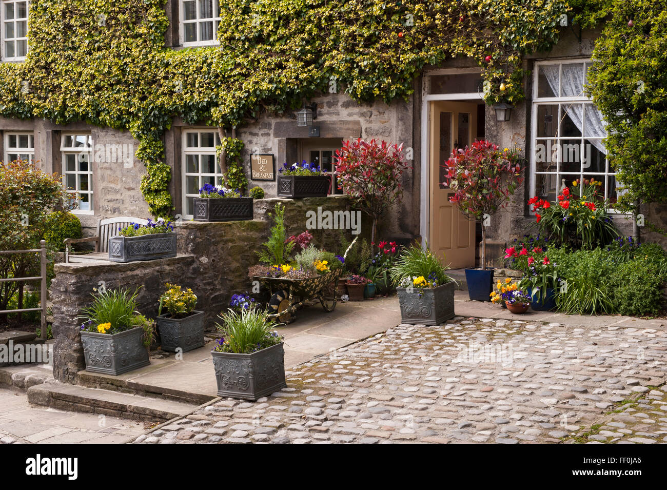 Exterieur und Eingänge der attraktive, traditionelle, Stein gebaut auf dem Land (eine B &amp; B) - Main Street, Grassington, North Yorkshire, England UK. Stockfoto