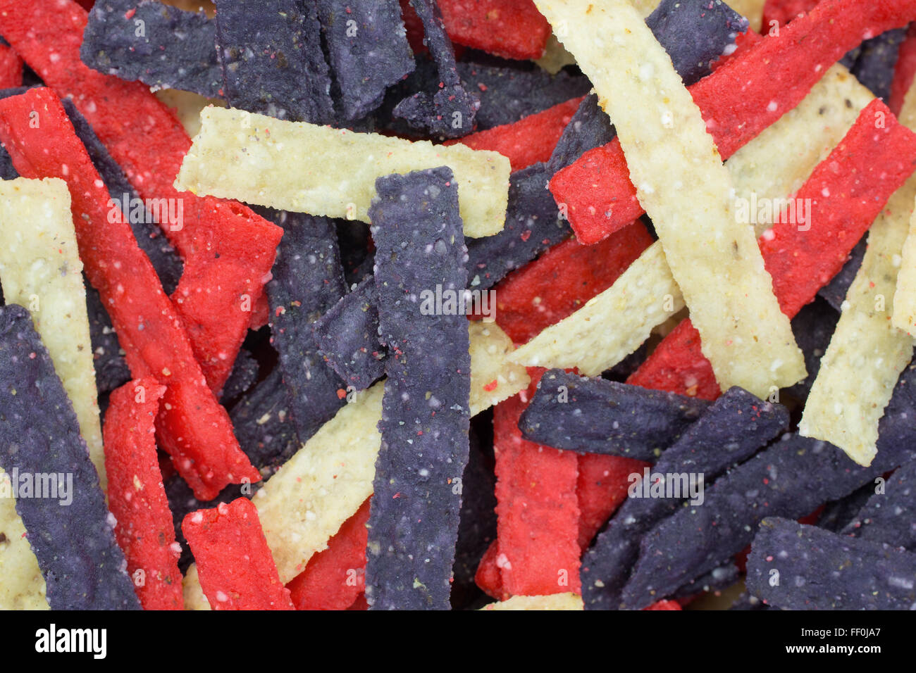 Eine Nahaufnahme von roten, blauen und natürliche Tortilla-Streifen. Stockfoto