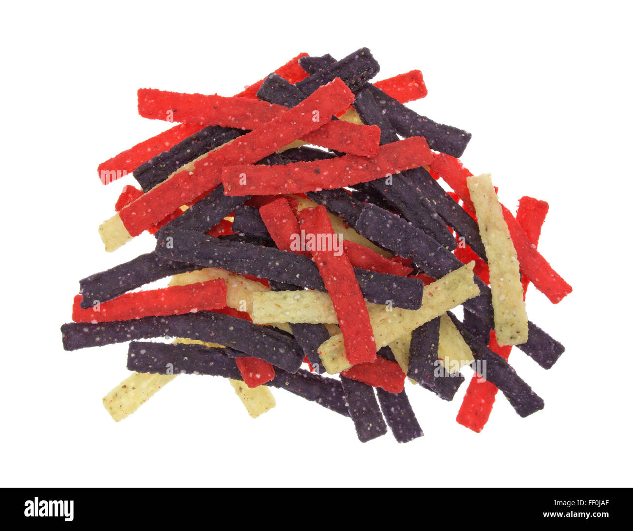 Draufsicht der rot blau und natürliche Tortilla-Streifen auf einem weißen Hintergrund isoliert. Stockfoto